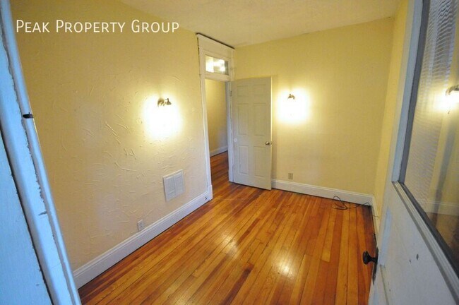 Building Photo - 2074-2078 Summit Street-2078 Summit Street...