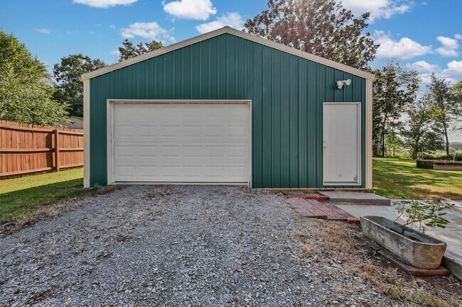 Building Photo - 504 Wren Rd