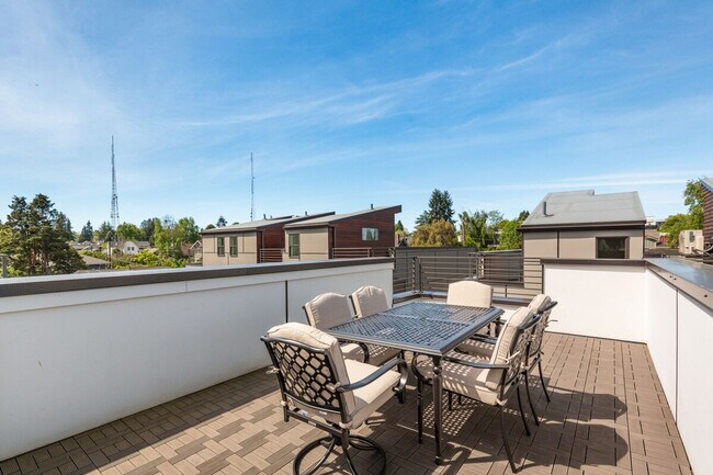 Building Photo - 2114 3rd Ave N