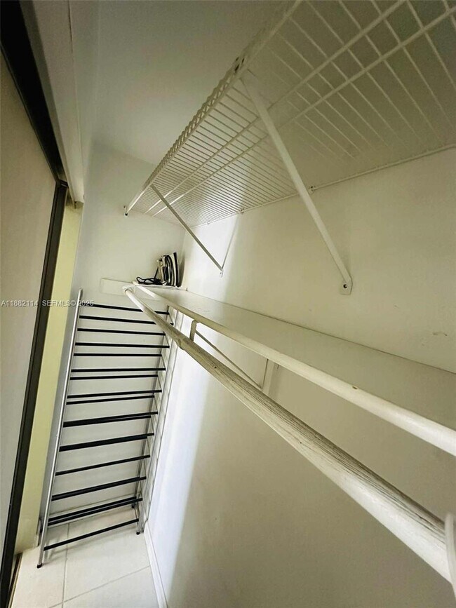 Building Photo - 415 NE 2nd St