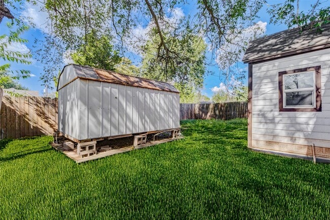 Building Photo - 607 N Speed St