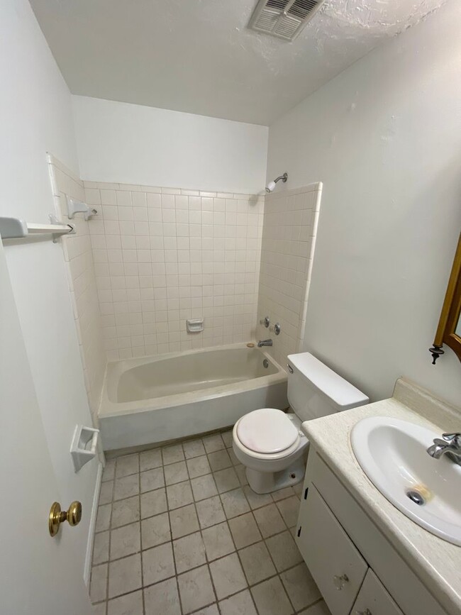 Building Photo - Gorgeous 3 Bedroom 2 Bathroom Single Famil...