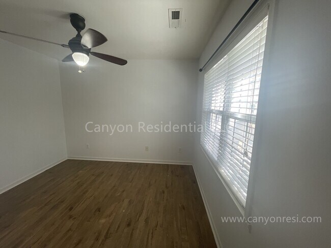 Building Photo - Beautiful 3b Room!Move in ready!