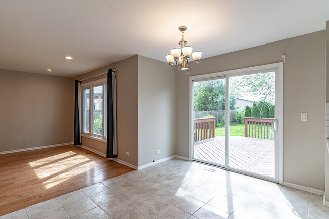 Building Photo - 690 Greenview Ln