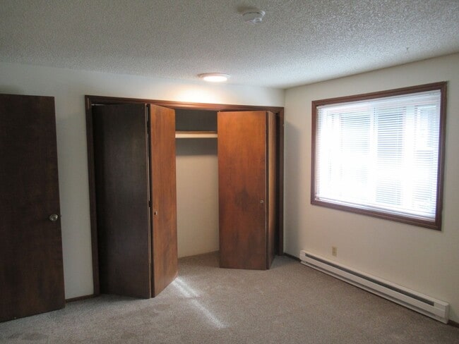 Building Photo - One Bedroom Apartment w/ Washer and dryer