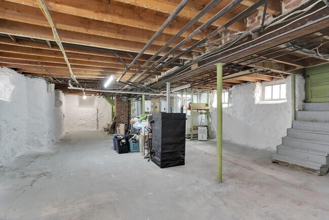 Building Photo - 35 Manning St