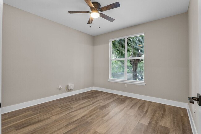 Building Photo - Newly Renovated 2-Bedroom Corner Unit in G...