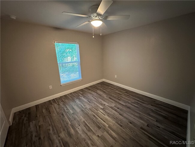 Building Photo - 9995 N Sandree Dr