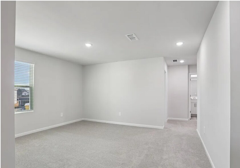 Building Photo - Room in House on Hoff Ct