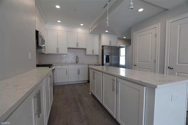 Building Photo - 124 Kenrick St