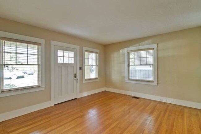 Building Photo - 2 Bed, 2 Bath Craftsman Style Home by Down...