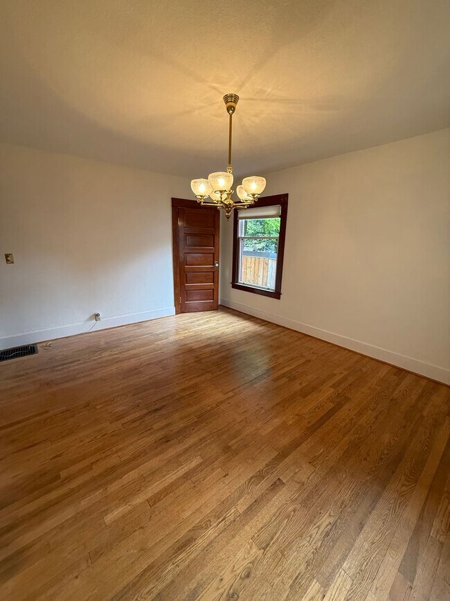 Building Photo - Charming Sellwood Gem in the Heart of SE P...