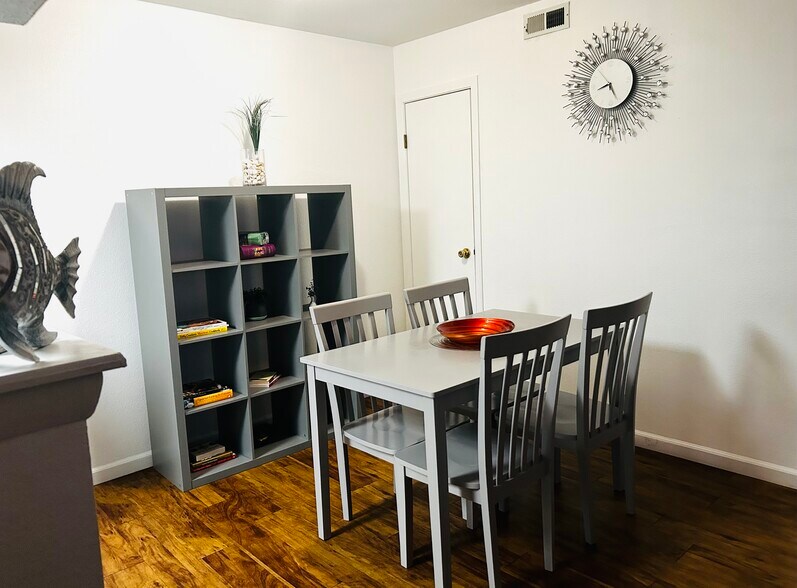 Building Photo - 910 S Walden St