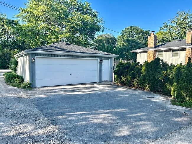 Building Photo - 106 S Bruner St