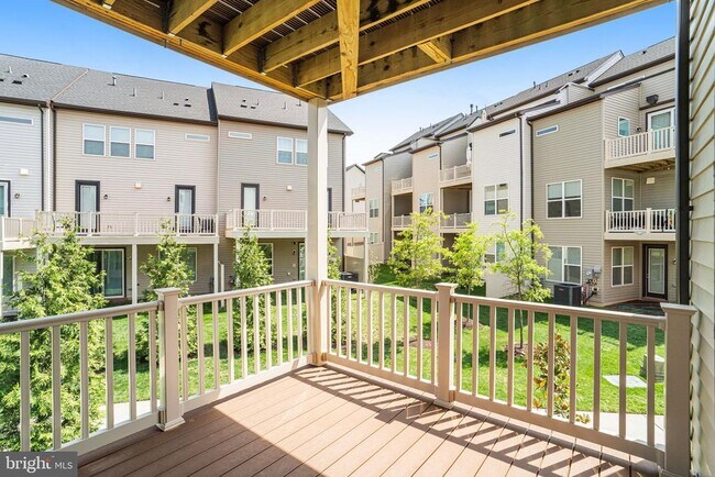 Building Photo - 4975 Longmire Wy