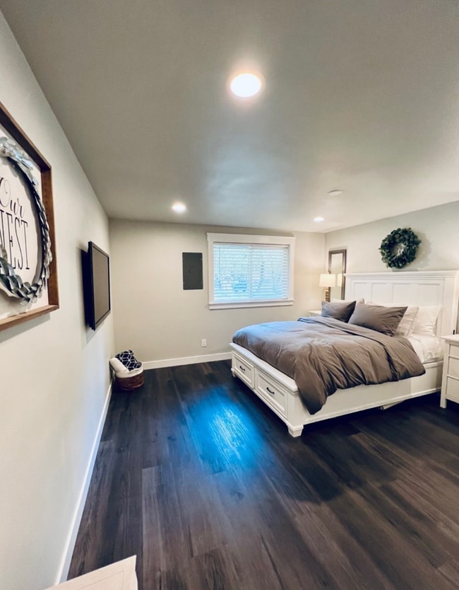 Building Photo - Modern Woodland Retreat in the Heart of Gig Harbor