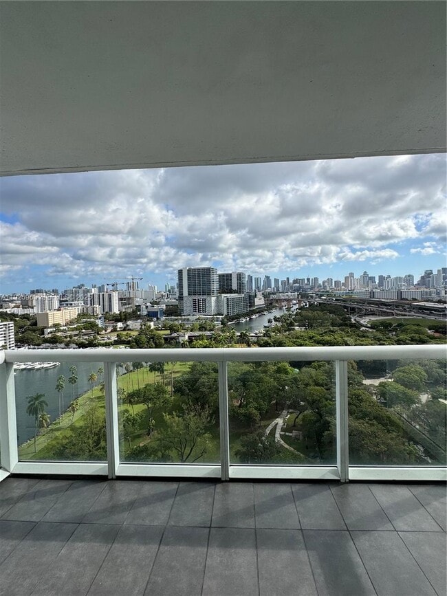 Building Photo - 1861 NW S River Dr