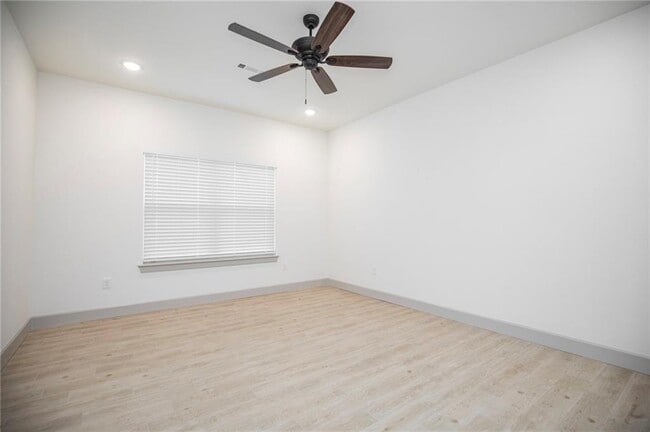 Building Photo - 949 Cook St