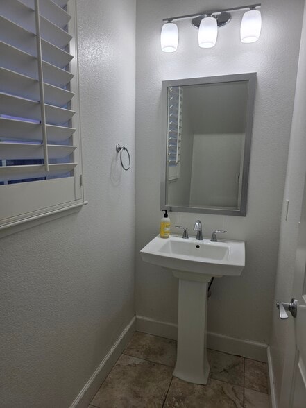 Building Photo - 5009 Telegraph Blvd