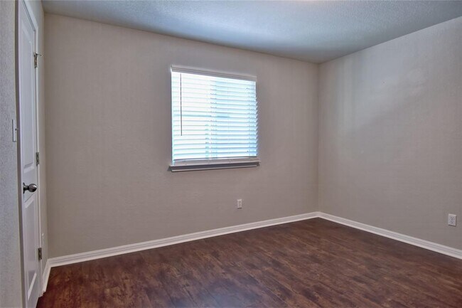 Building Photo - 317 Clearlake Dr