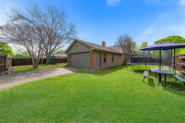 Building Photo - 1601 Windsong Trail