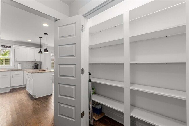 Building Photo - 1134 Knott St SE