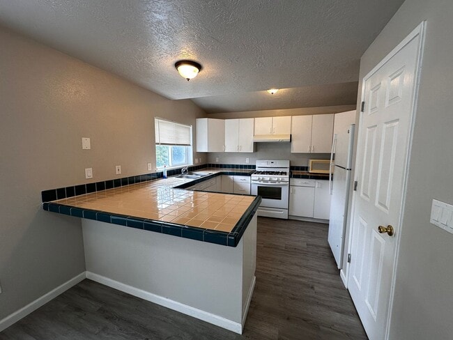 Building Photo - *COMING SOON* 3 Bedroom 3 Bath House