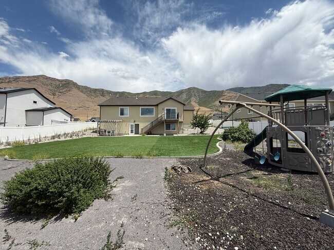 Building Photo - 8285 Lakeshore Dr