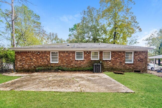 Building Photo - $1250! 3Bed/1Bath in Center Point! Available now!