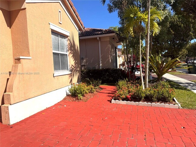 Building Photo - 3725 NE 23rd Ct