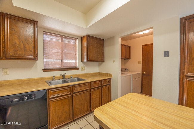 Building Photo - 6851 Ridge Top Dr