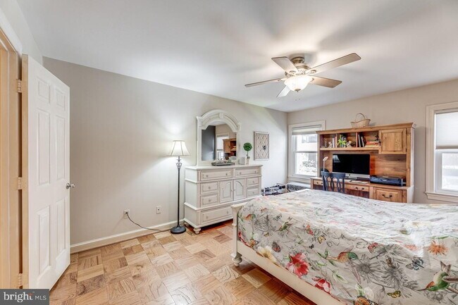 Building Photo - Waterfront Townhome Living in Sought-After Alexandria Location