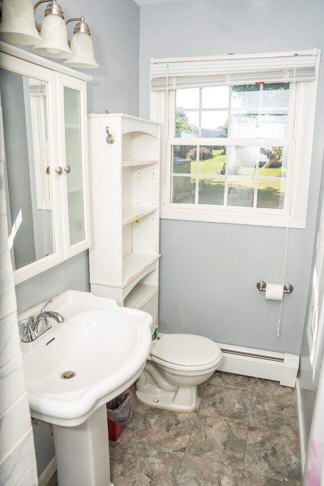 Building Photo - 1643 Colonial Manor Dr
