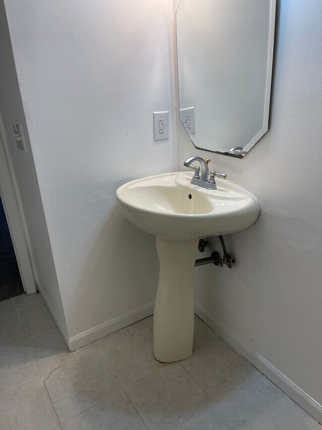 Building Photo - Spacious 2/2 with 2 Car Garage and W/D Hoo...