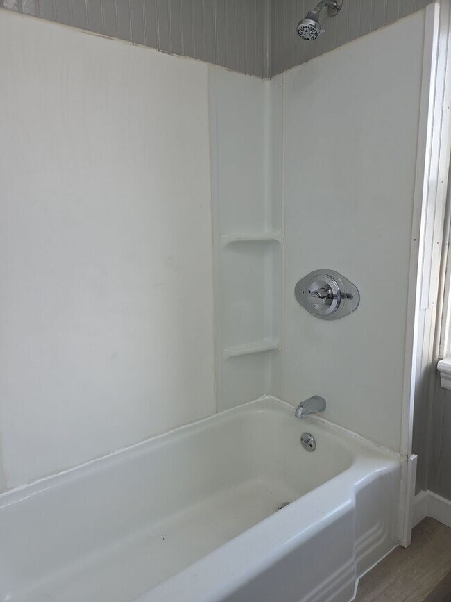 Building Photo - Quaint 3 bed 1.5 bath with detached garage close to everything