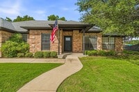 Building Photo - Beautiful large 3 bedroom home