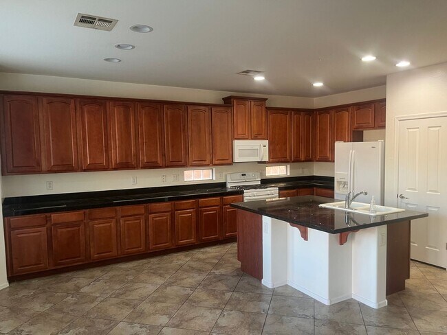 Building Photo - Welcome to this beautifully maintained home in one of Gilbert’s most sought-after communities.