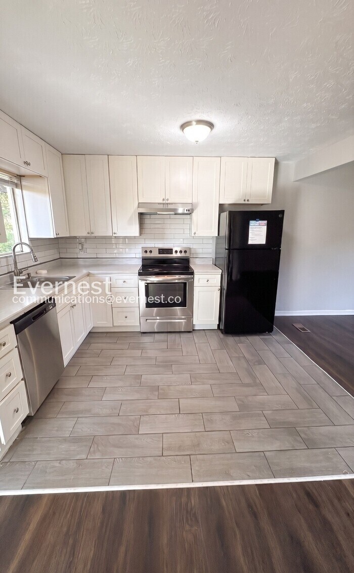 Building Photo - 193 W Canterbury Dr