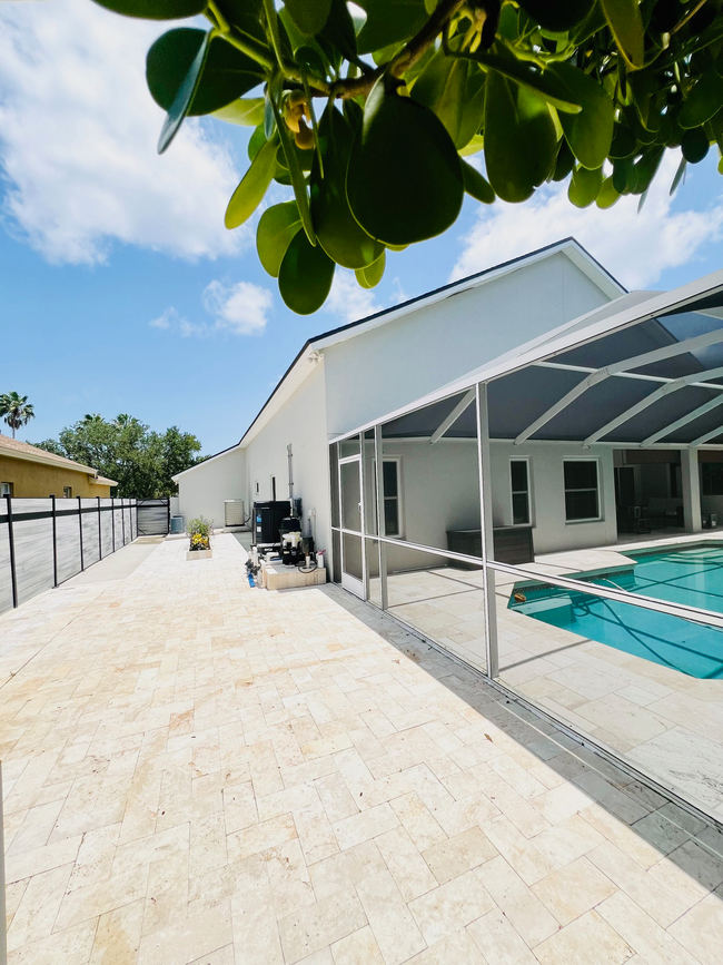 Building Photo - 515 Somerhill Dr NE
