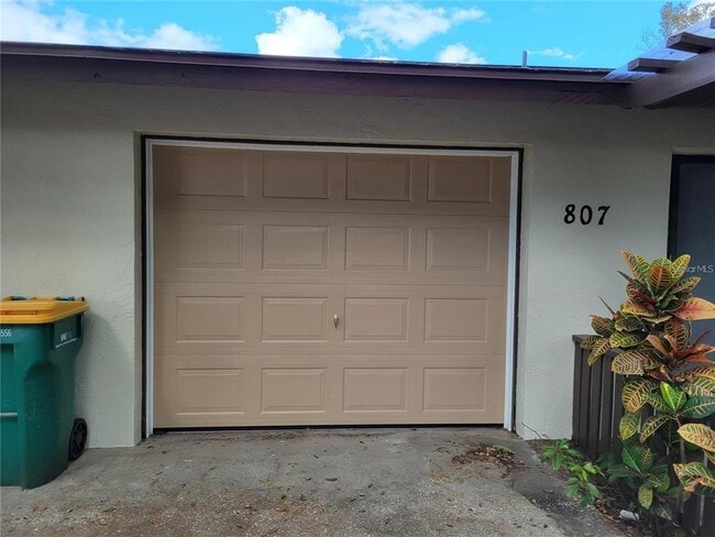 Building Photo - 807 McLain Ct