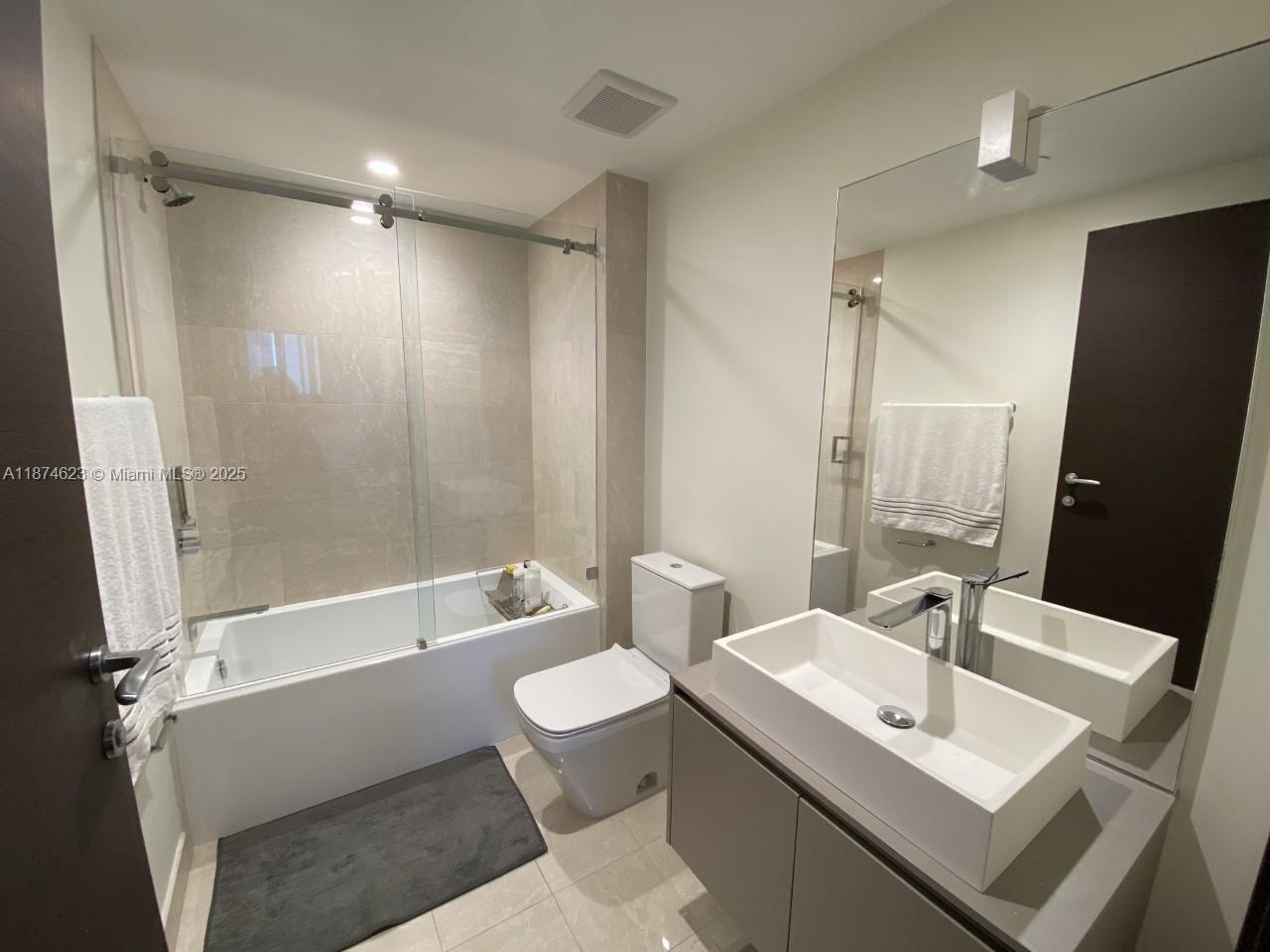 Building Photo - 1000 Brickell Plz