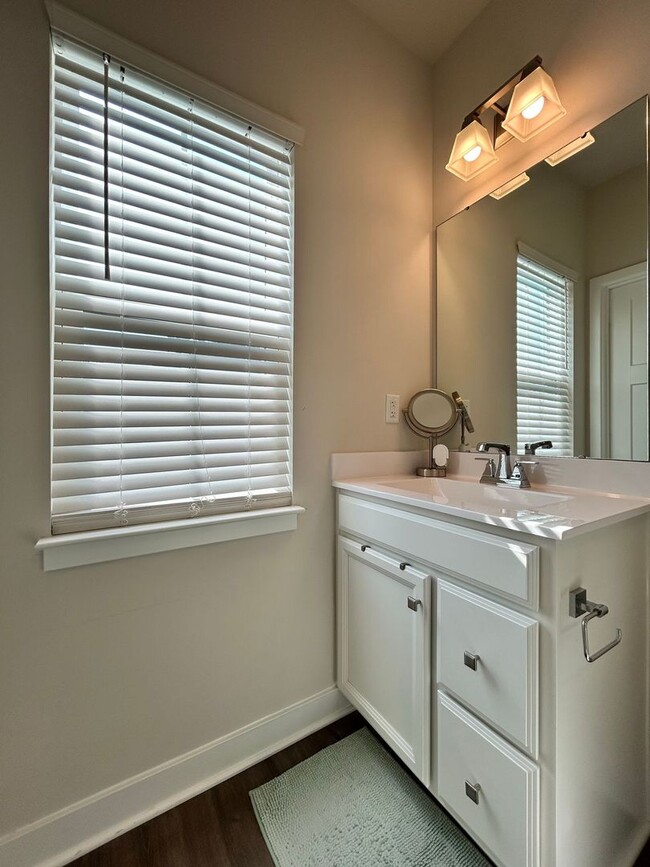 Building Photo - Welcome to this inviting 3-bedroom Condo! ...