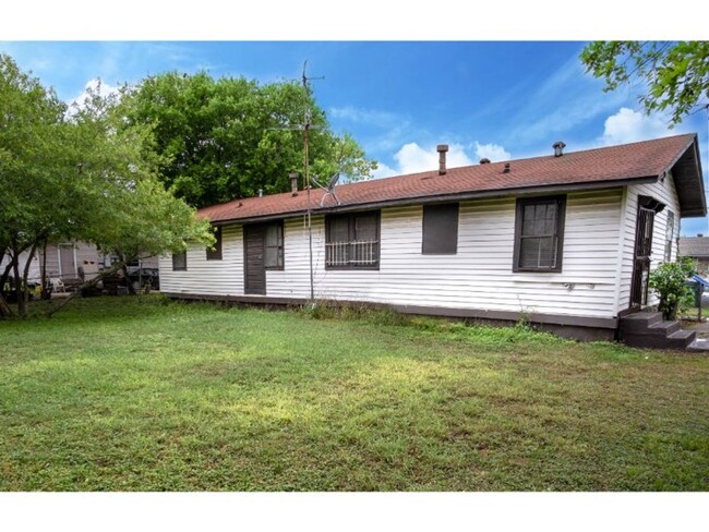 Building Photo - Renovated Home Near Downtown