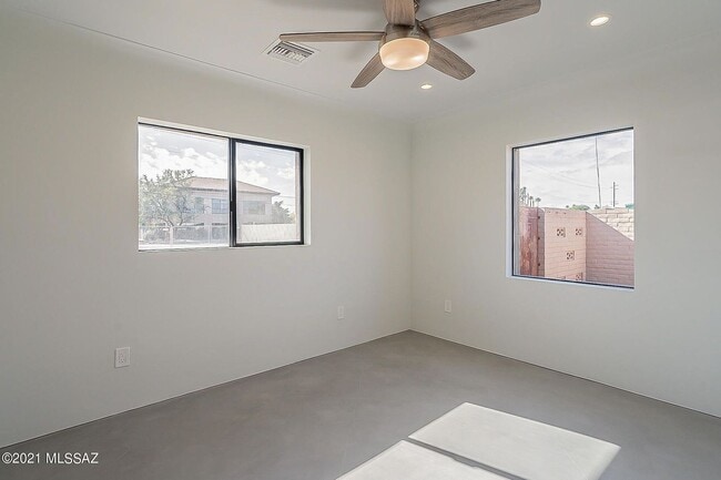 Building Photo - 2225 E Fort Lowell Rd