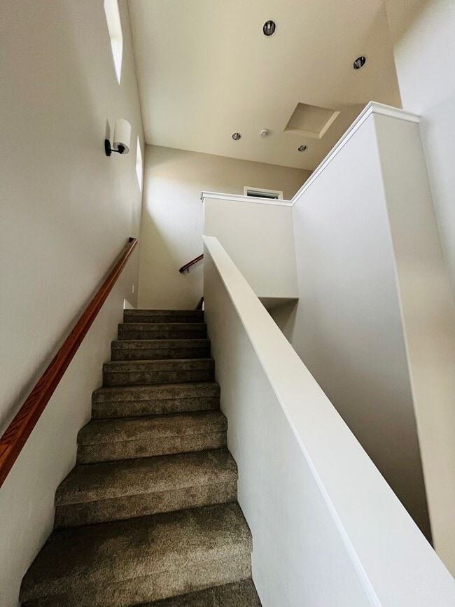 Building Photo - Beautiful, freshly renovated home in Avalon gated community in Visalia!