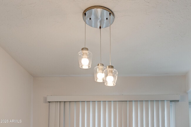 Building Photo - 2215 W Augusta Ave