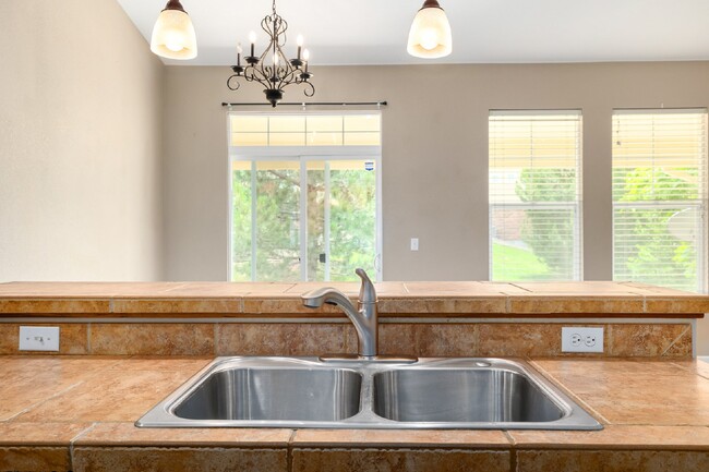 Building Photo - This beautiful 3-bedroom, 3-bathroom in Parker