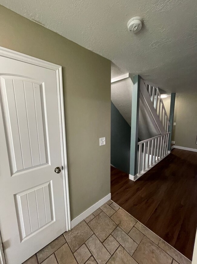 Building Photo - Beautiful 2 bed in Clearfield!