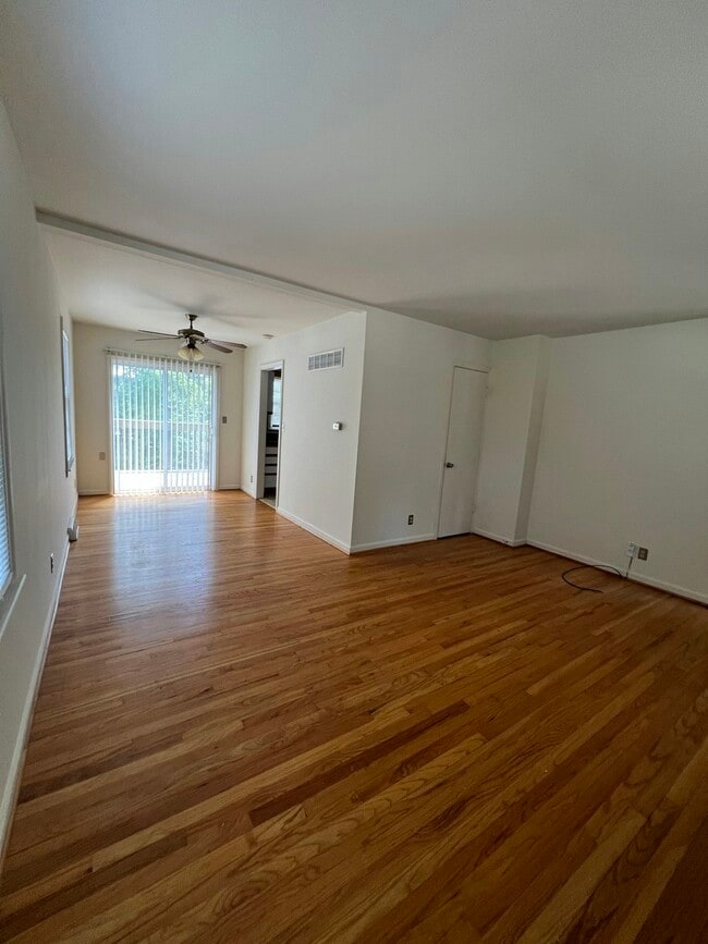 Building Photo - 4547 Mercier St