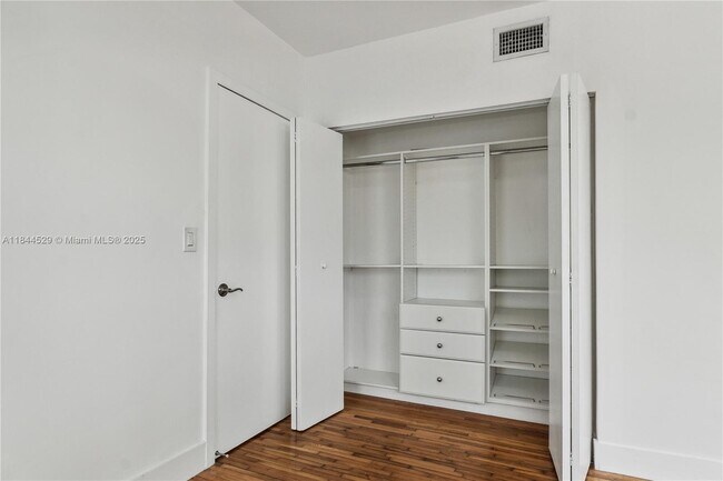 Building Photo - 8020 Crespi Blvd